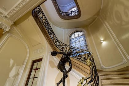 Las paredes están revestidas en boiserie, decoraciones en bronce y mármoles italianos que adornan sus escaleras.
