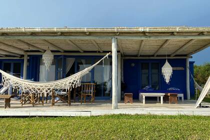 Las paredes exteriores se pintaron de ‘Mosaic Blue’ (Rekolor).