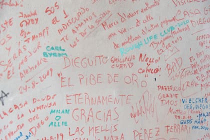 Las paredes hablan y en la casa de Maradona gritan: los visitantes dejan plasmado un amor eterno. 