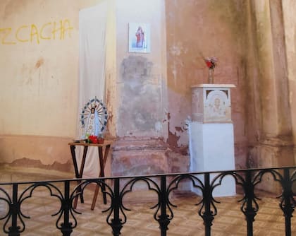 Las paredes interiores de la capilla, ademas de derruidas, habían sido vandalizadas