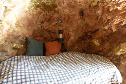 Las paredes interiores de la casa están hechas con las piedras originales de la mina (Realtor/ARMLS)