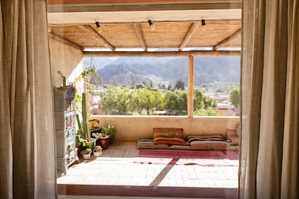 Las paredes son de adobe bolseado y el piso, de ladrillo