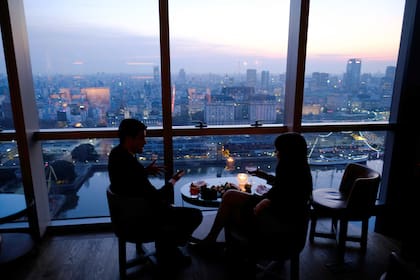 Las paredes vidriadas de Crystal Bar, en el piso 32 del Alvear Icon, ofrecen una panorámica del microcentro porteño