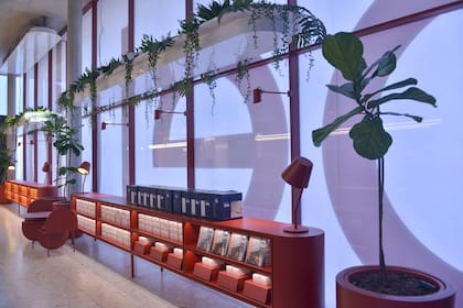 Las paredes vidriadas de la pastelería se encuentran actualmente ploteadas, mientras terminan de poner a punto los últimos detalles