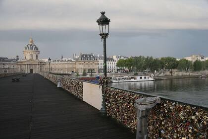 Las parejas cuelgan candados en el Pont des Arts como símbolo para sellar su amor y luego arrojan las llaves al río Sena