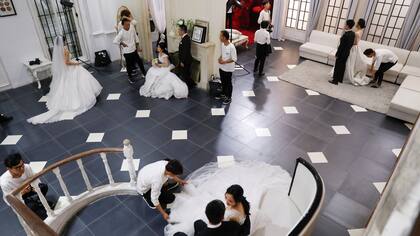 Las parejas esperan su turno para ser fotografiados en el Golden Ladies estudio de fotografía de bodas en Beijing,