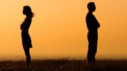 “Las parejas pueden optar por tomarse un año sabático en la relación por oportunidades laborales, el deseo de vivir en un lugar con el que siempre han soñado o la búsqueda de intereses personales”, dice Marisa T. Cohen, una experta en relaciones y profesora de Psicología