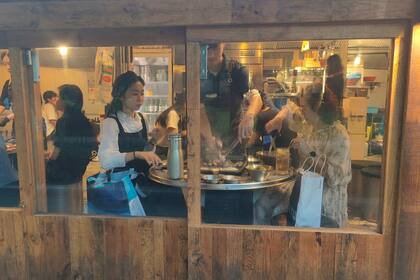 Las parrillas coreanas son muy populares y podés disfrutar de todo tipo de carnes asadas.