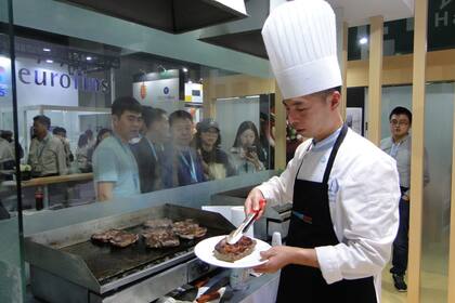 Las parrillas de carne vacuna en la China International Import Expo (CIIE) en Shanghái