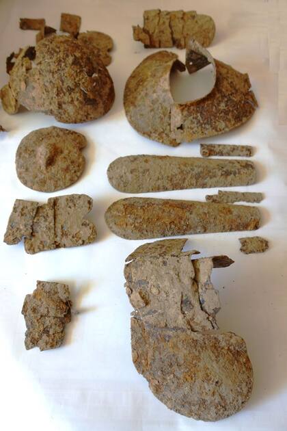 Las partes de la armadura descubierta en Polonia con un detector de metales