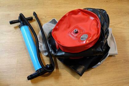 Las partes de la silla o el scooter eléctrico se pueden desinflar y desarmar para facilitar su traslado