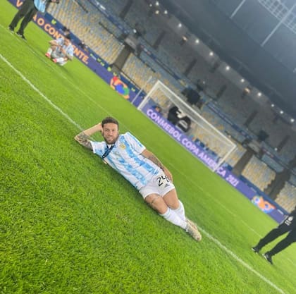 Las particulares poses del Papu en el medio del Maracaná