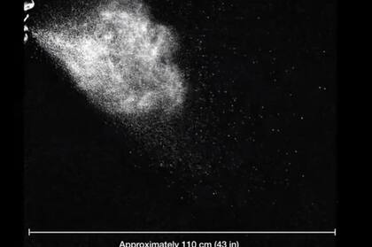 Las partículas pueden llegar a una distancia de 1,10 metros y mucho más lejos también, como lo comprueba el video