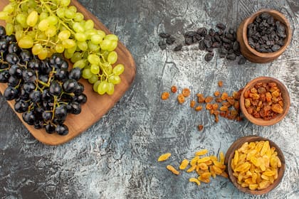 Las pasas de uva vienen de color amarillo, marrón o morado, son en realidad uvas que se han secado al sol o en un deshidratador de alimentos