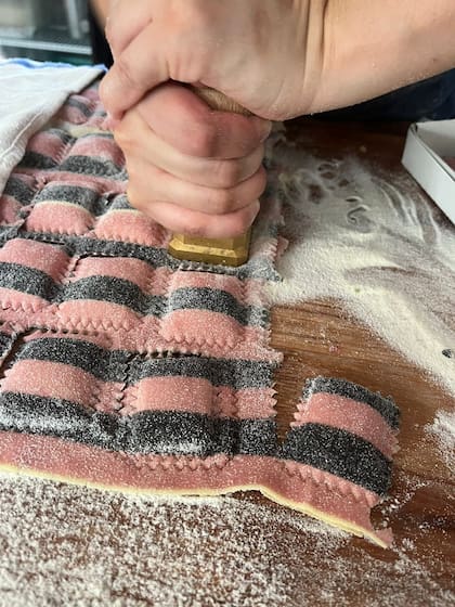 Las pastas son veganas, coloridas y artesanales.