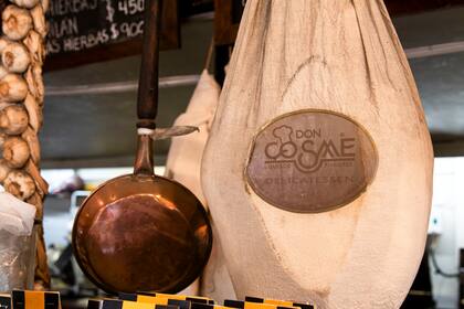 Las patas de jamón que cuelgan del techo son la debilidad de varios clientes