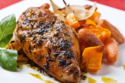 Para lograr unas pechugas jugosas la salmuera puede ser seca, se debe frotar sal sobre las pechugas, o húmeda, si se usa este método se las debe sumergir en una mezcla de sal y agua