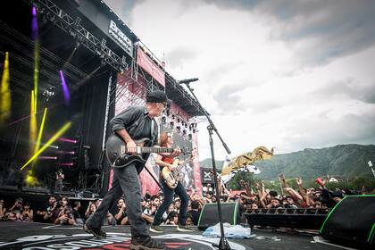 Las Pelotas tiene asistencia perfecta en Cosquín Rock