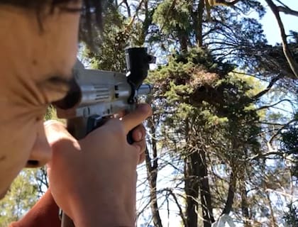 Las pelotitas viiajan a una velocidad de 220 kilómetros y pesan entre 9 y 11 gramos