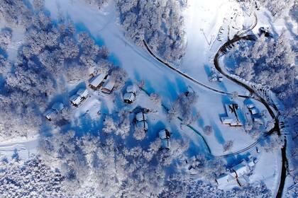 Las pendientes cuenta con dos pistas de esquí propias y un camino directo a Chapelco