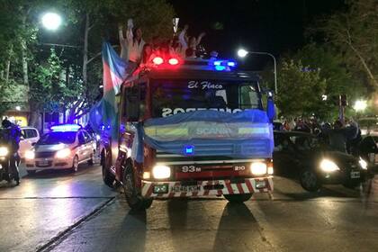 Las pentacampeonas recorrieron la ciudad en autobomba