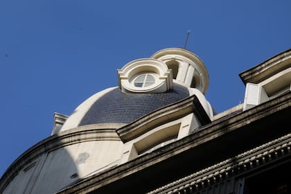 Las pequeñas cúpulas, con miradores, en las cuatro torres de las esquinas acentúan la composición en espejo del conjunto