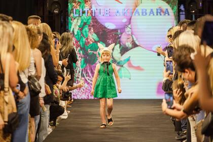 Las pequeñas en abrir la pasada de Little Akiabara fueron Emma y Lolita Demichelis, hijas de Martín y Evangelina Anderson. Siguió sus pasos Serena Rodriguez Larreta, hija de Horacio y Bárbara Diez.