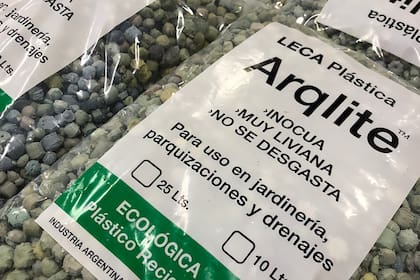 Las pequeñas piedras plásticas se utilizan en construcción, jardinería, parquizaciones y drenajes