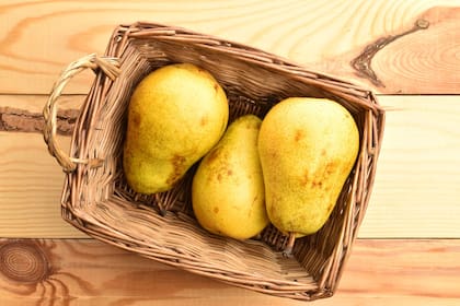 Las peras también son buenas para quienes realizan actividad física, ya que el potasio que contienen ayuda a mantener el equilibrio de los electrolitos en el cuerpo (Foto Canva)