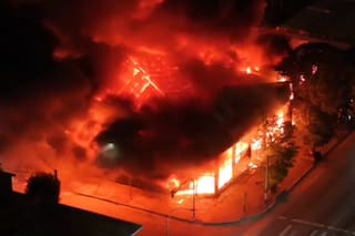 Impactante incendio en Mar del Plata: el fuego arrasó un concesionario con autos de alta gama