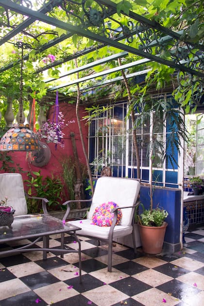 Las pérgolas cubiertas de plantas colgantes crean sombra ligera, frescura y sensación de bienestar