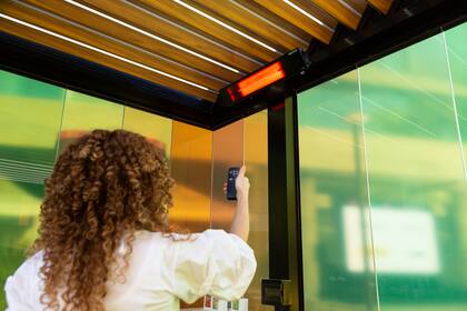 Las pérgolas inteligentes son de aluminio pero tienen terminación madera para sumar calidez al espacio.