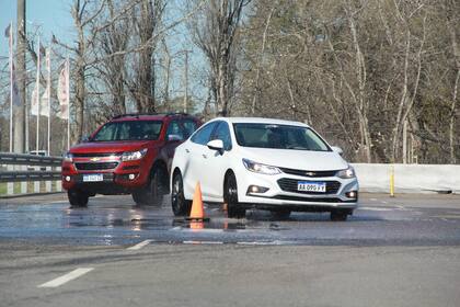 Las periodistas hicieron también maniobras en pista mojada