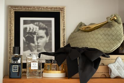 Las perlas y los moños son sus accesorios favoritos, aunque adhiere al lema "menos es más".