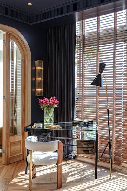 Las persianas americanas de Hunter Douglas pueden venir con cinta de tela que combine con la madera o en un tono contrastante.