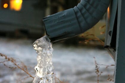 Las persianas crean una cámara de aire que actúa como un aislante natural y eficaz