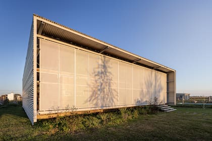 Las persianas móviles son de chapa microperforada, sostenida con una estructura metálica. Se mueven juntas y tienen una doble función: como parasoles (controlando los rayos más fuertes, que son los del oeste) y rejas de seguridad.