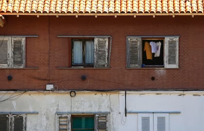 Las persianas rotas, una de las postales del abandono del complejo