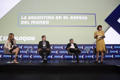 Elizabeth Peger, Eduardo Levy Yeyati, Jorge Becerra y María Luz Vega Ruiz, en el Coloquio de IDEA 2019.