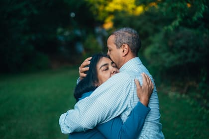 Las personas abandonadas por sus padres deben desarrollar un sistema de protección de sí mismos