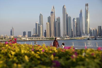 Las personas caminan en Dubái, Emiratos Árabes Unidos, que acoge la Cumbre Climática de la ONU COP 28, el martes 5 de diciembre de 2023. 