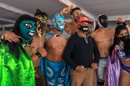 Las personas celebran después de recibir su segunda dosis de la vacuna AstraZeneca contra el Covid-19 en la Ciudad de México, el 14 de abril de 2021