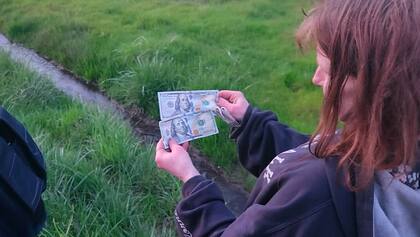 Las personas detuvieron sus vehículos y se dieron a la búsqueda del dinero desparramado por la ruta