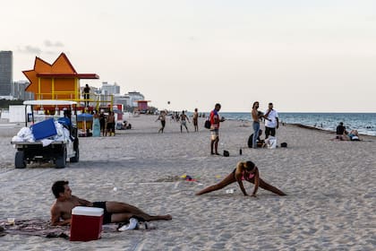 Las personas disfrutan la playa en Miami, Florida, el nuevo epicentro de la pandemia de coronavirus en Estados Unidos