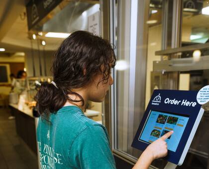 Las personas efectúan sus pedidos mediante un dispositivo con pantalla táctil muy fácil de usar