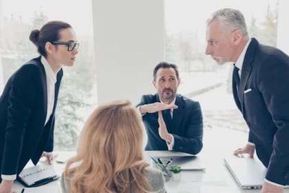 Las personas egoístas suelen interpretar cualquier comentario o crítica constructiva como un ataque personal