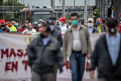 Las personas en Colombia se manifiestan en contra de la cuarentena, en vigor desde el 25 de marzo