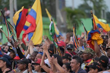 Las personas escuchan un discurso del presidente colombiano Gustavo Petro en una reunión tradicional de la "Minga" indígena el 15 de marzo de 2024 en Cali, Colombia. 