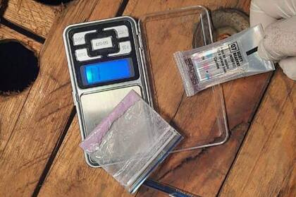 Las personas estaban en el lugar pese a las restricciones decretadas por la pandemia de coronavirus, que prohíbe la circulación libre por las noches y las reuniones en espacios cerrados