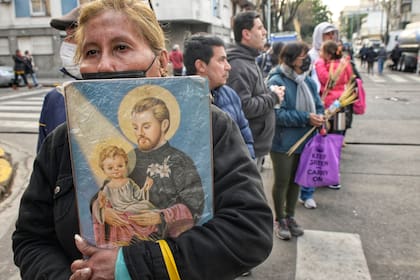 Las personas fueron a agradecerle y a llevar sus pedidos al patrono del pan y del trabajo